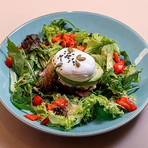 Авокадо с яйцом пашот и маринованным перцем