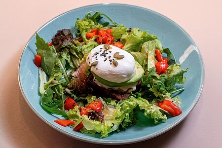 Авокадо с яйцом пашот и маринованным перцем