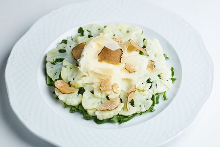 Карпаччо из цветной капусты с черным трюфелем и Parmigiano Reggiano