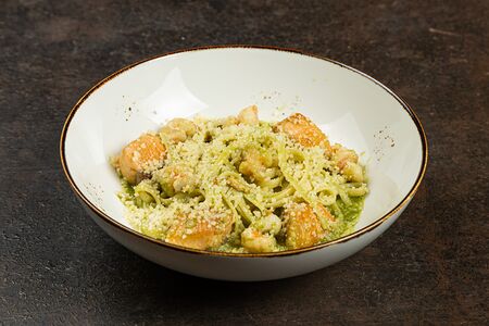 Лингвини с лососем, креветкой и соусом песто