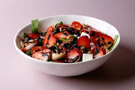 Салат с клубникой и фетой