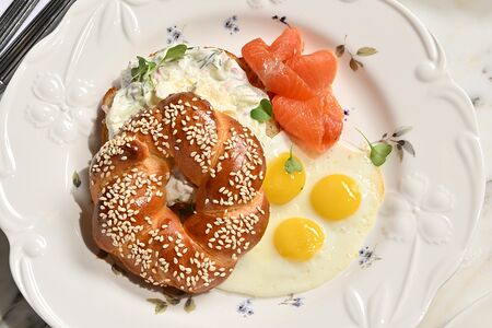 Бейгл с лососем и перепелиным яйцом