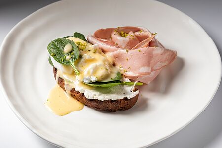 Яйцо пашот с мортаделлой