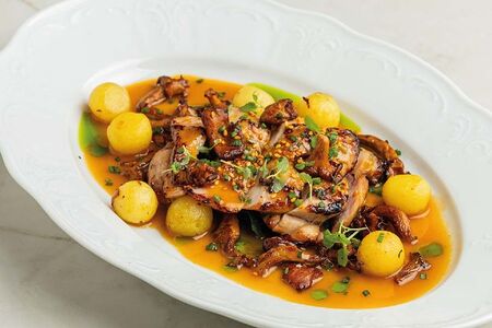 Бедро цыпленка с лисичками, шпинатом и куриным жу