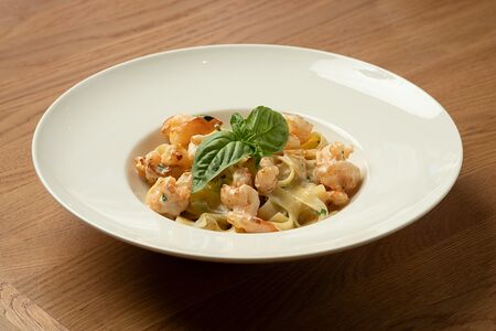 Фетучини с креветками в слив соусе