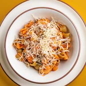 Паста с фрикадельками в томатном соусе