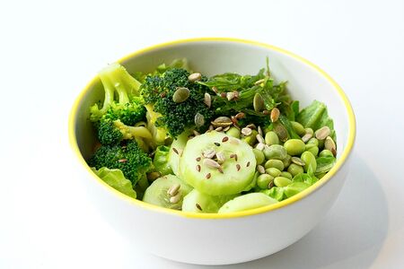 Зеленый салат с брокколи и чукой