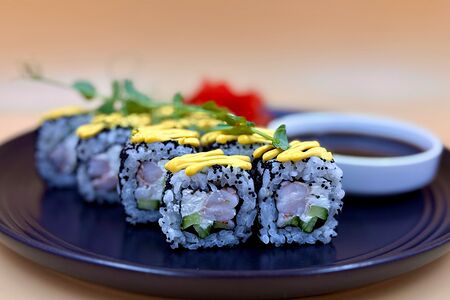 Ролл с тигровой креветкой в соусе манго (8 шт.)