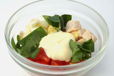 Салат с курицей и помидорами