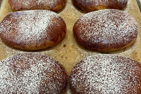 Пирожок с вишней