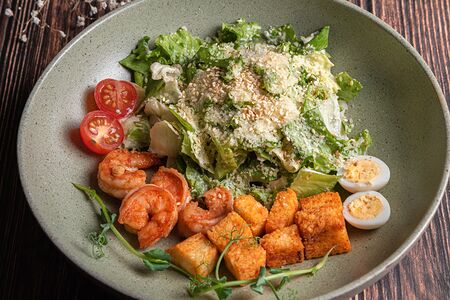 Салат Цезарь с креветками