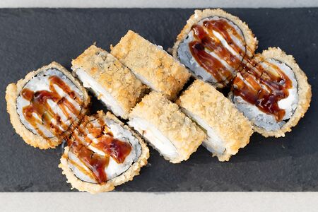 Жареный ролл с креветкой