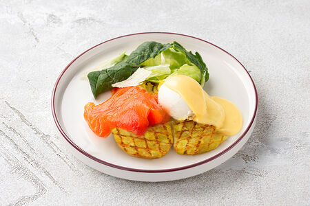 Хашбрауны с яйцом пашот и слабосоленым лососем