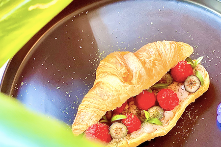 Круассан с шоколадным муссом и ягодами