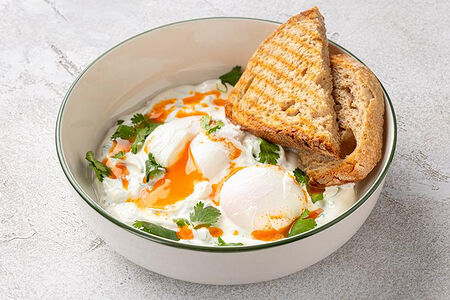 Турецкий завтрак с яйцами пашот и мятным кремом