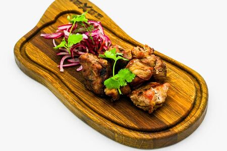 Свинные ребра гриль с салатом Коул Слоу