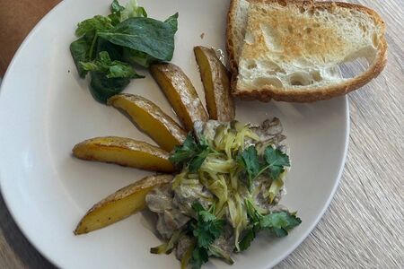 Бефстроганов с запеченным картофелем 