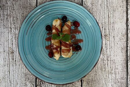 Куриные рулетики в беконе с клюквенно-яблочным соусом