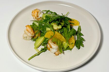 Салат с креветкой, руколой, цитрусом, авокадо в медово-горчичной заправке
