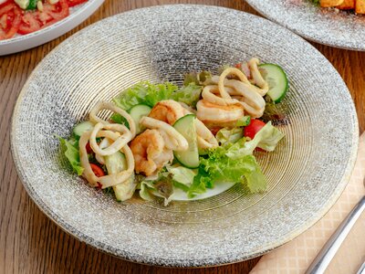 Салат с креветками и кальмаром
