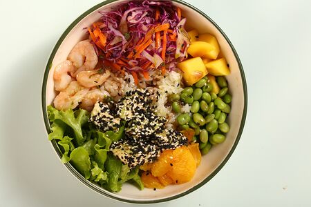 Бранч-салат с креветкой и авокадо