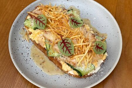 Брускетта с цыпленком и медово-горчичным соусом 