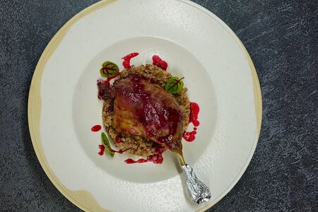 Утиная ножка с гречневым ризотто и клюквой