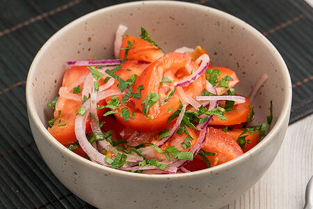 Томаты с красным луком