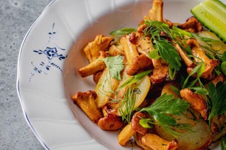 Жареный картофель с лисичками