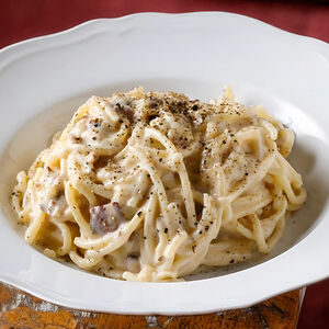 Спагетти Карбонара by Salone в голове Пармиджано Реджано