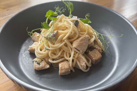Паста с курицей и грибами