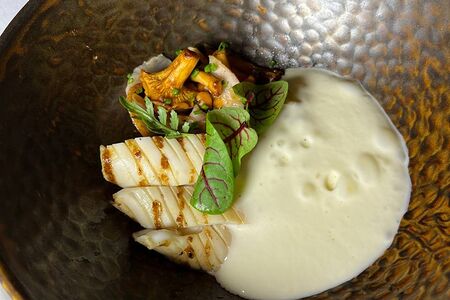 Кальмар с лисичками и соусом Берблан