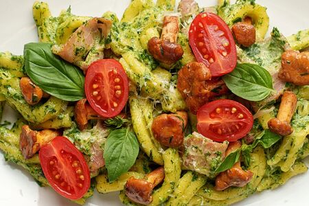 Казаречче с лисичками, шпинатом и панчеттой