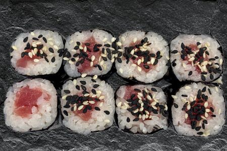 Маки с тунцом