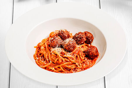 Спагетти с митболлами и пухом пармезана