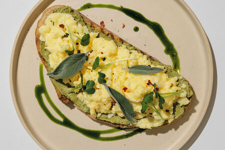 Тост со скремблом и шалфеем