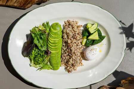 Киноа, микс зелени, авокадо, яйцо пашот