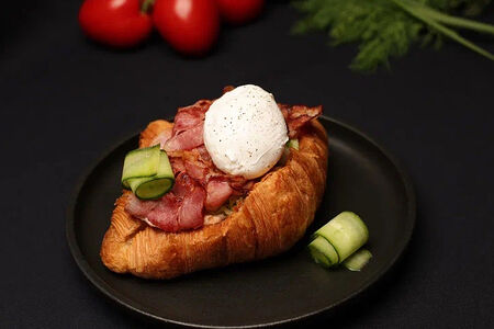 Круассан с беконом и яйцом пашот 