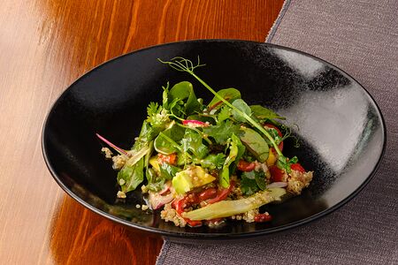 Салат с киноа, печеным перцем и овощами