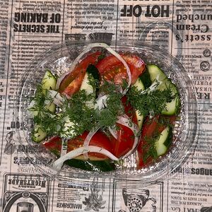 Салат из свежих помидоров и огурцов