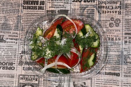 Салат из свежих помидоров и огурцов