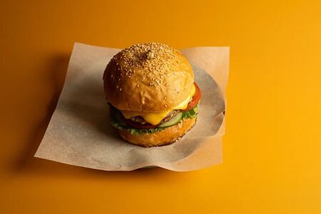 Бургер с котлетой из кролика