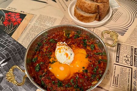 Шакшука с печеными перцами, козий крем-чиз, багет	