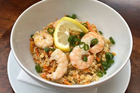 Жареный рис с креветками