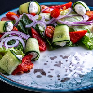 Азиатский овощной салат с мягким сыром