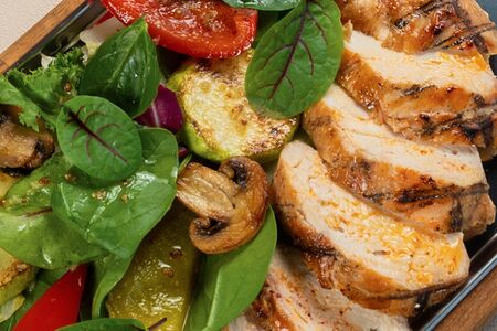 Куриная грудка на мангале с овощами гриль 