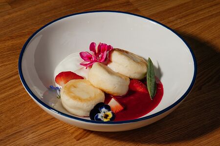 Сырники с малиной и сметаной