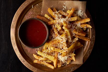 Картофель фри с копченым сулугуни и перечным соусом