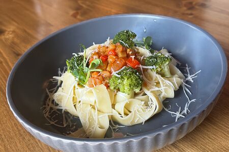 Паста с овощами и брокколи