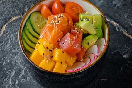 Поке с тунцом и лососем